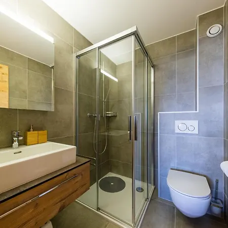 2 Bedroom - Close Lift R34-j